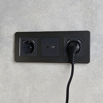 рамка 3-постовая IEK РУ-3-1-Бр металл титан RE Brite - пример установки