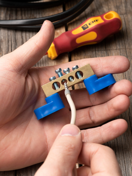 Шина нулевая 8*12 4групп 2 угловых изолятора синий винтовой по краям EKF