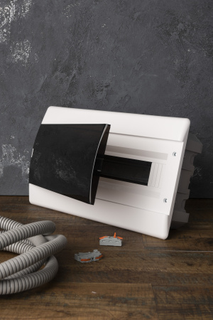 Бокс 18мод встраиваемый белый черная прозрачная дверь IP41 SlimBox EKF