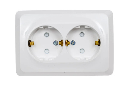 Этюд белый розетка открытая 2-мест заземление шторки IP20 угловая