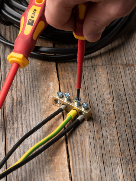 Шина нулевая 8*12 4групп без изолятора винтовой по центру EKF