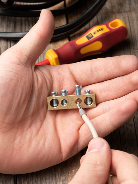 Шина нулевая 8*12 4групп без изолятора винтовой по центру EKF