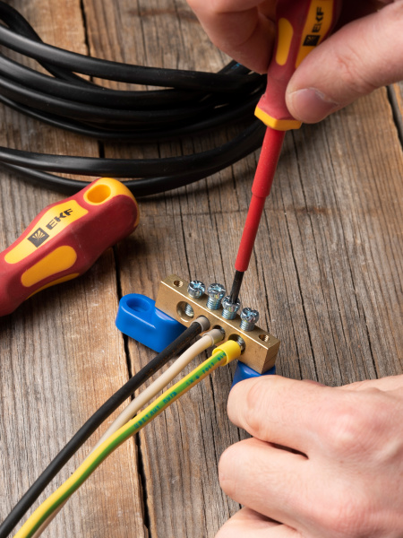 Шина нулевая 8*12 4групп 2 угловых изолятора синий винтовой по краям EKF