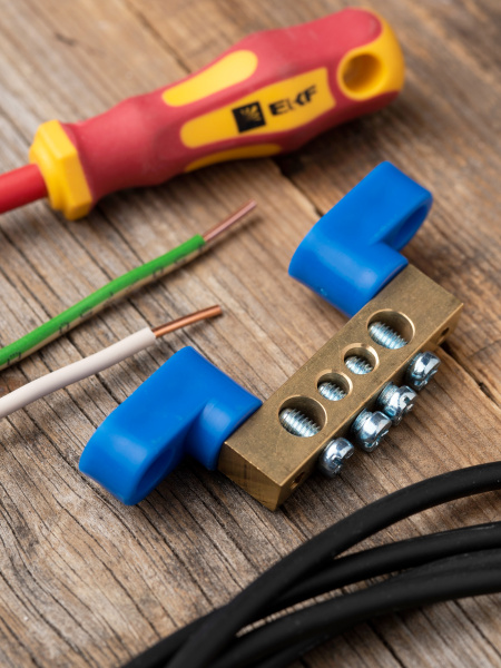 Шина нулевая 8*12 4групп 2 угловых изолятора синий винтовой по краям EKF